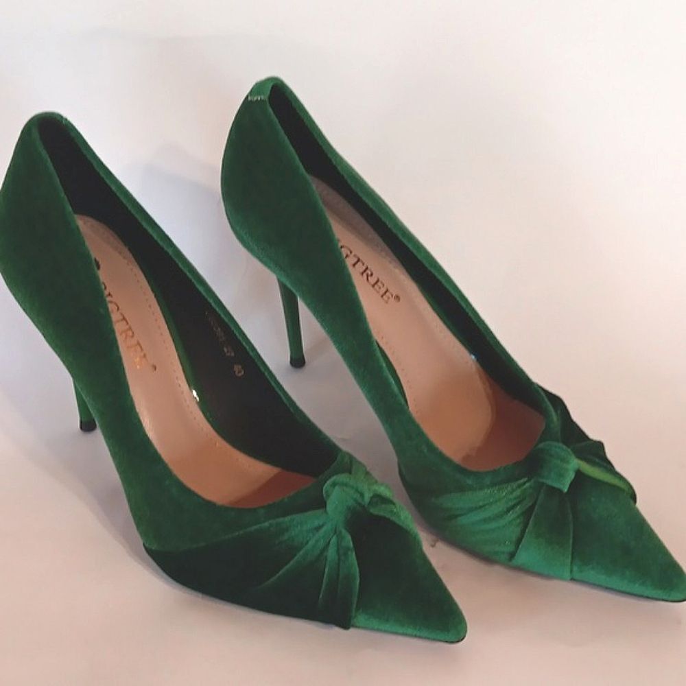 Elegant Green Velvet Heels with Bow by [Brand]
